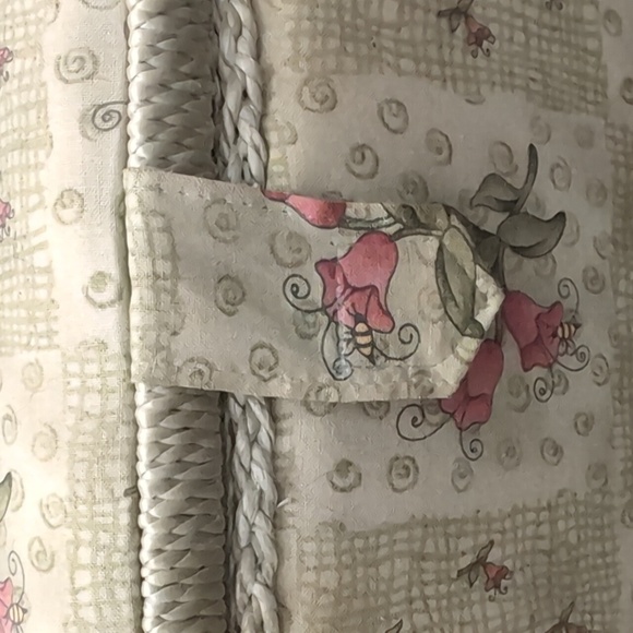 VGT,Cream,Floral,Woven Handle Sewing Basket. - Picture 2 of 15